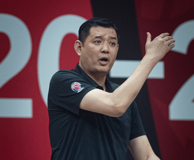 开云体育移动端-包含河套雄鲨队击败蓬莱山猫队，橄榄球淘汰赛上演裁判判罚引热议！观赏性拉满的词条